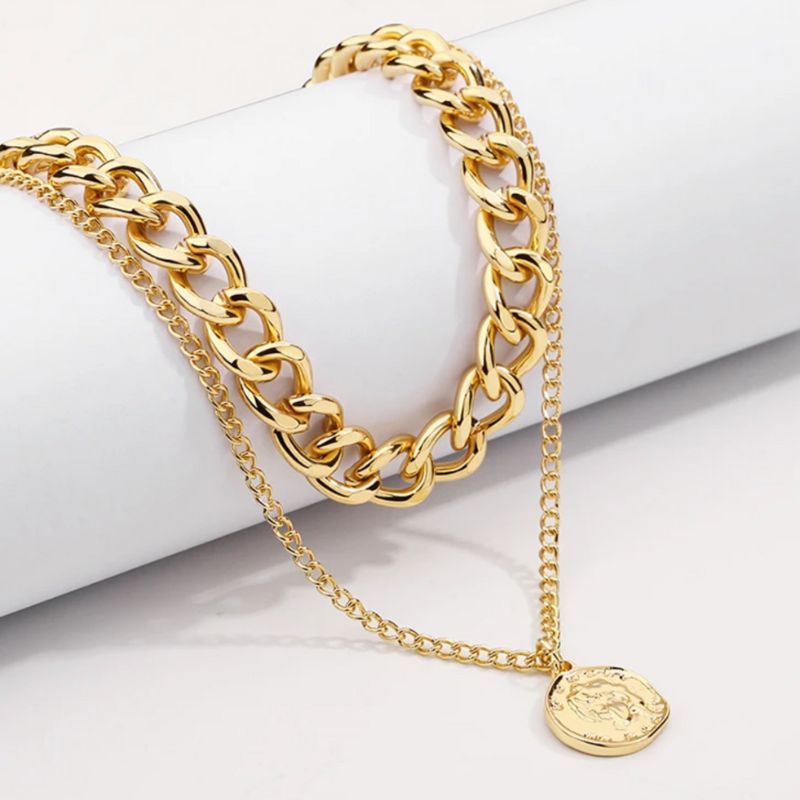 Collar doble layer chain and coin