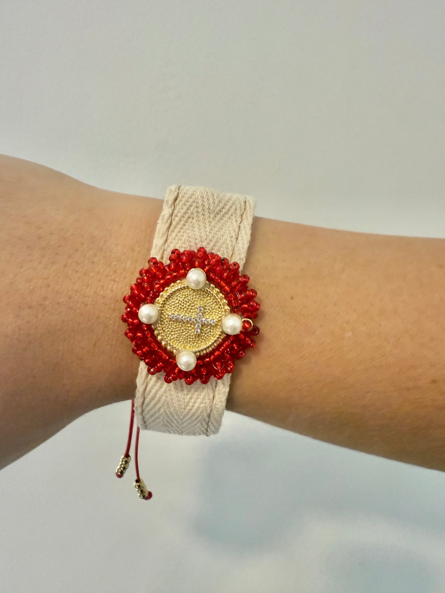 pulsera cruz con perlitas