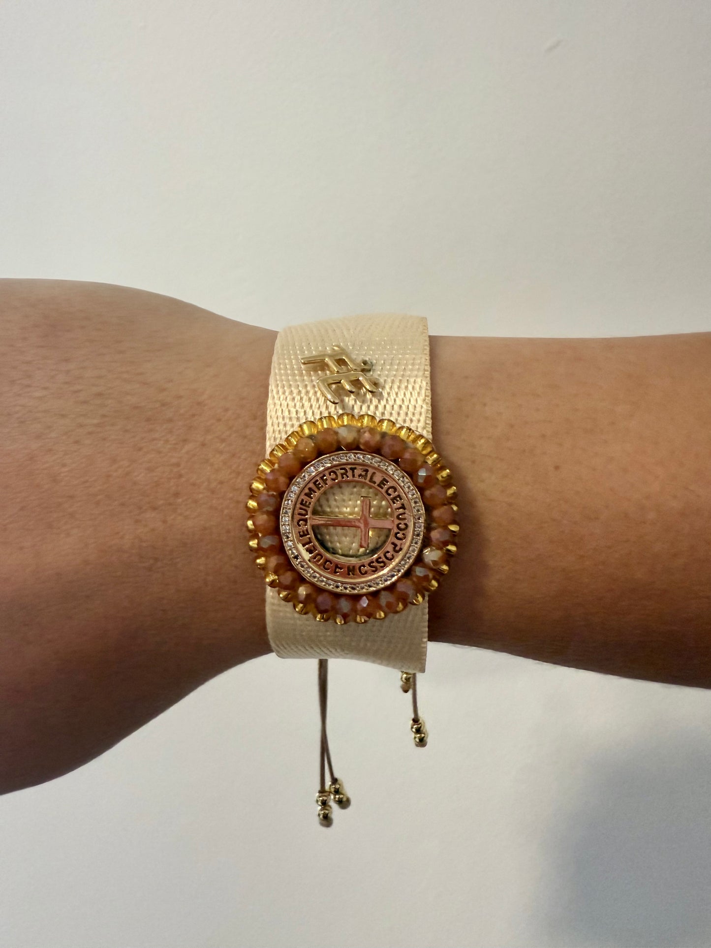 Pulsera bordada con FE