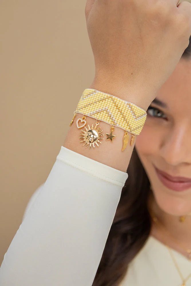 BRAZALETE AMARILLO CHARMS