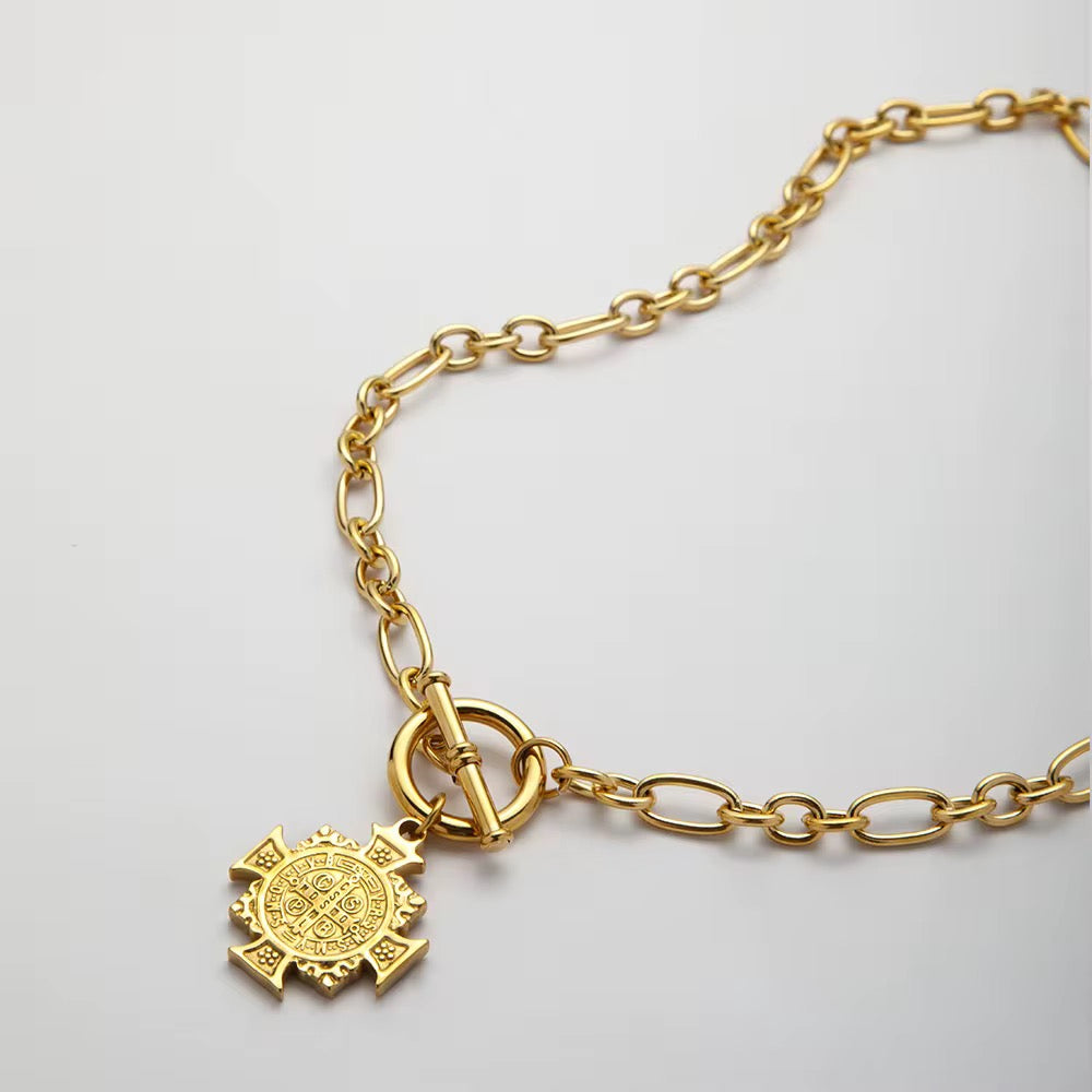 Collar de eslabones con cruz medalla de san benito
