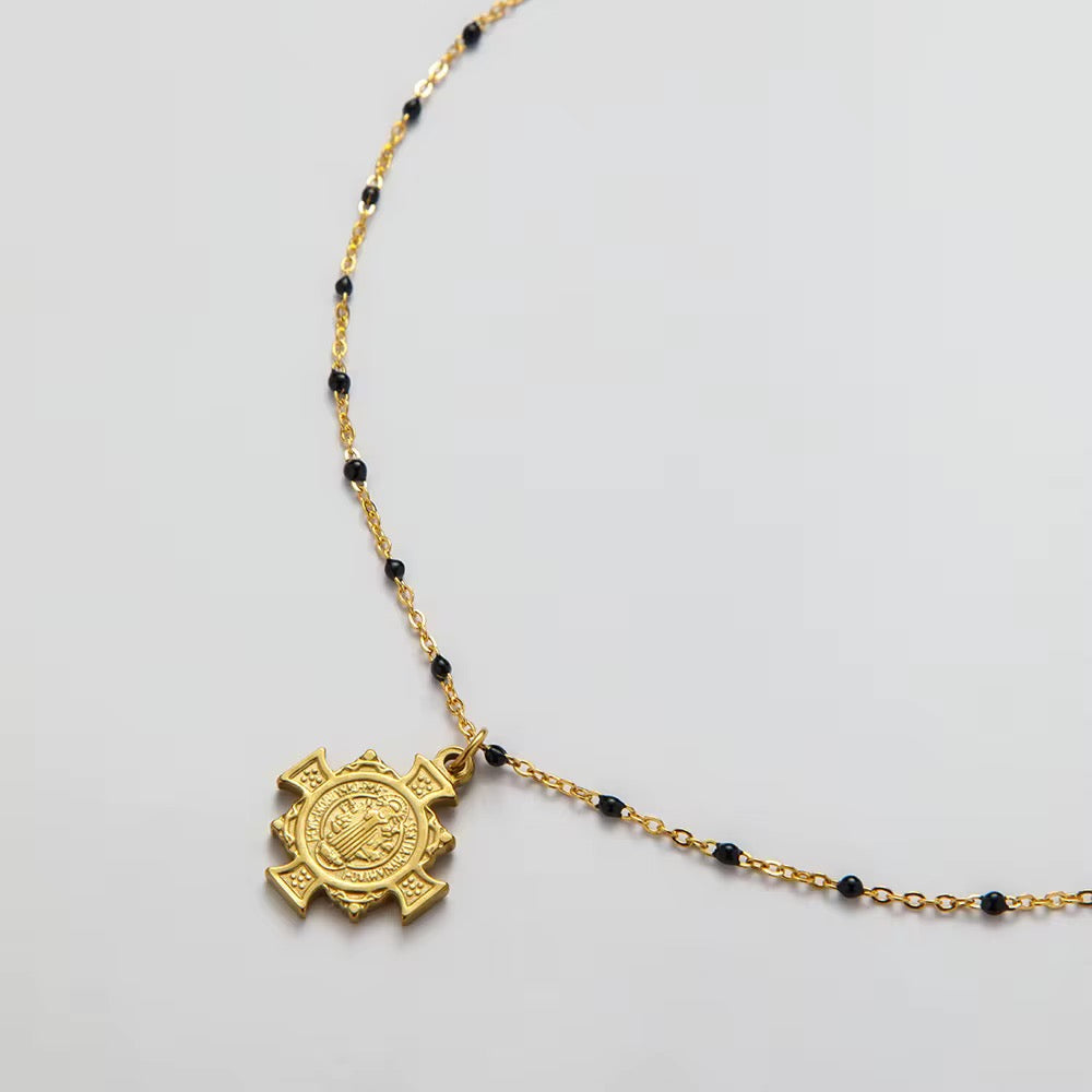Collar con cuencas negras con cruz de san benito