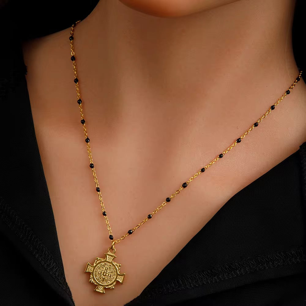 Collar con cuencas negras con cruz de san benito