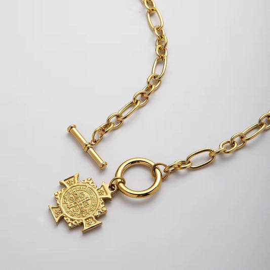 Collar de eslabones con cruz medalla de san benito