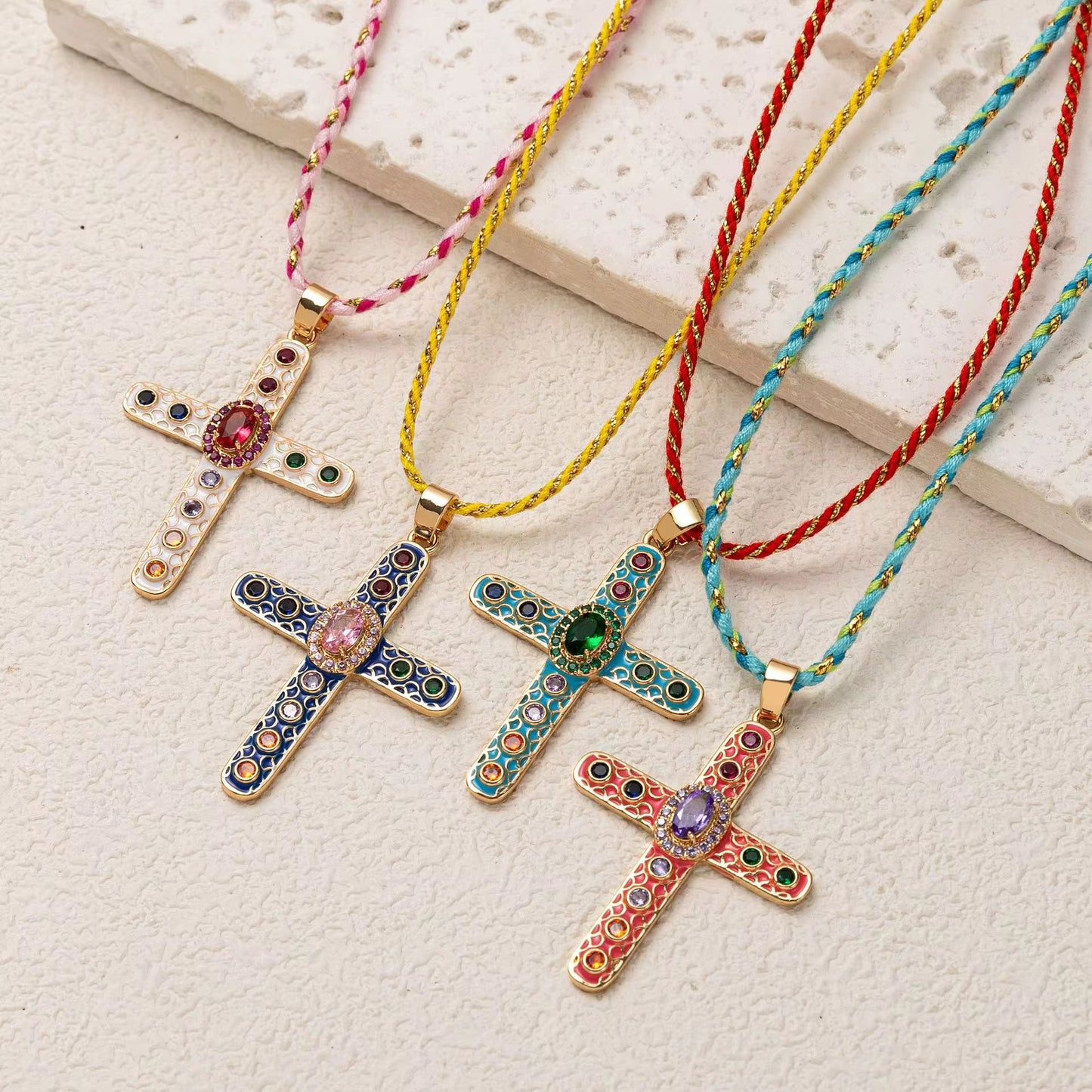 Collar cruz con cuerda